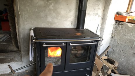 romantischer Holzofen mit Sichtfenster zum Feuer